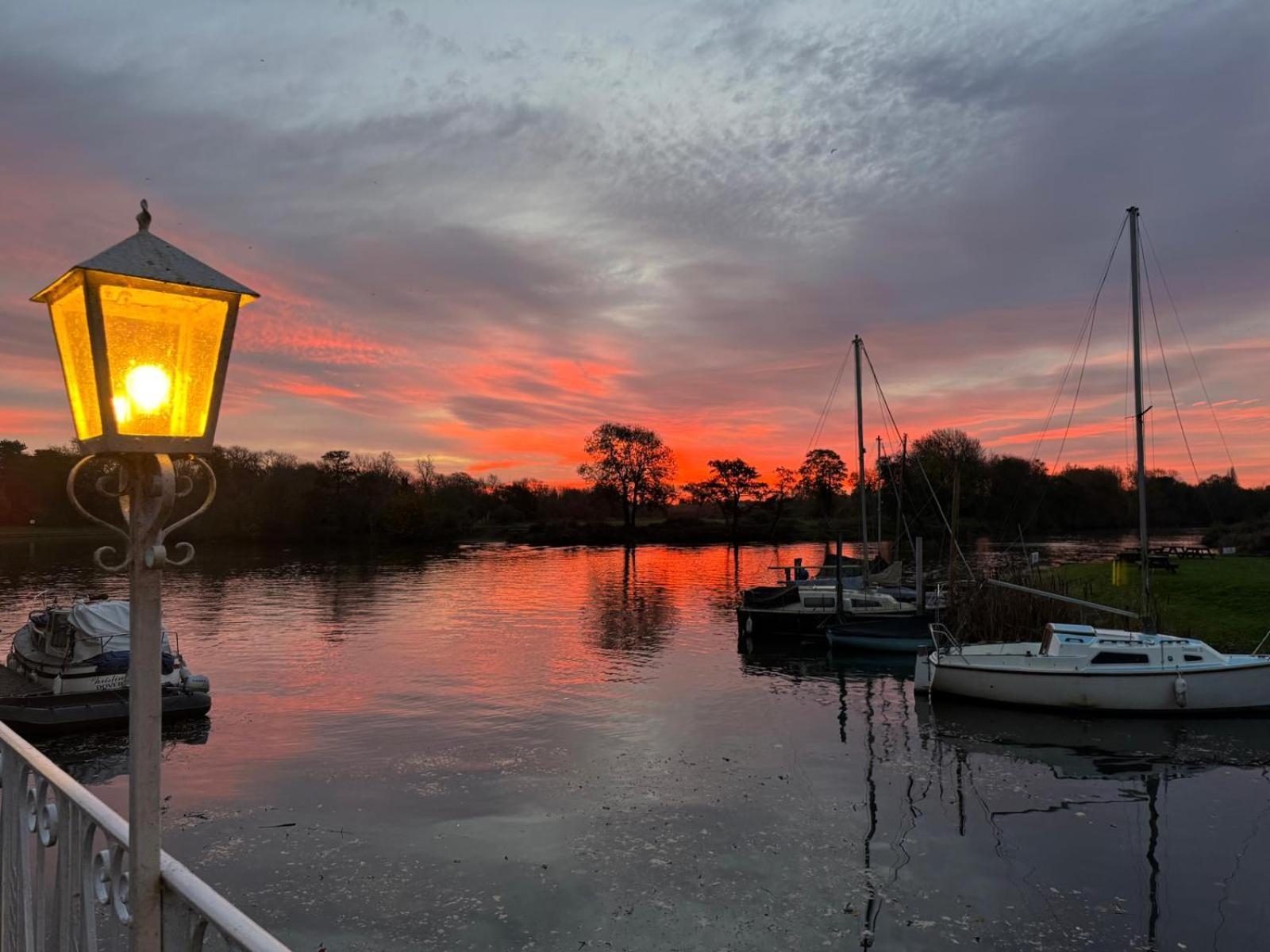 Warren Lodge Shepperton Luaran gambar