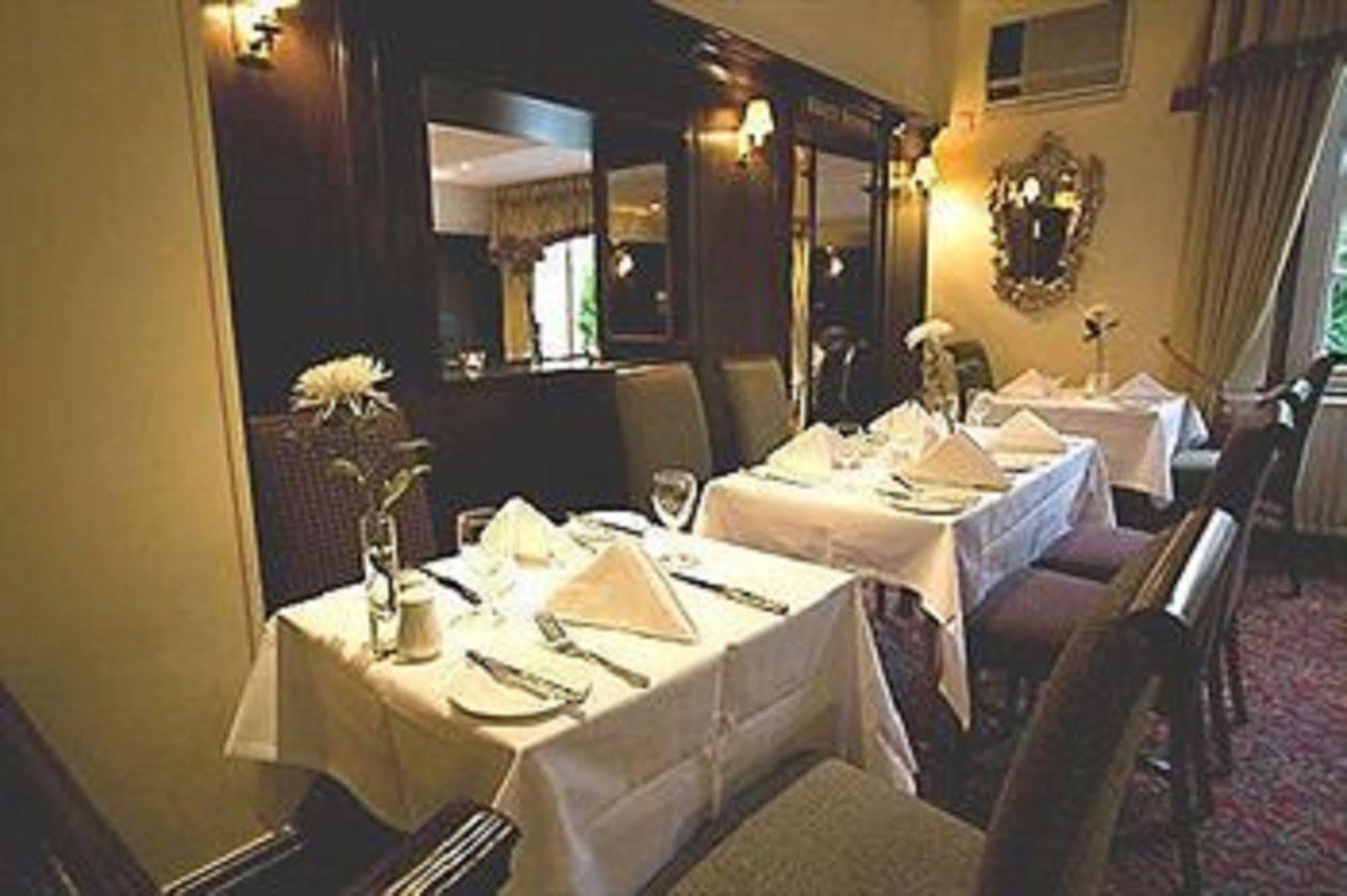Warren Lodge Shepperton Restoran gambar